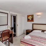 Aparthotel Elena &
