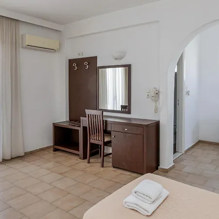 Elena & מלון דירות 3*