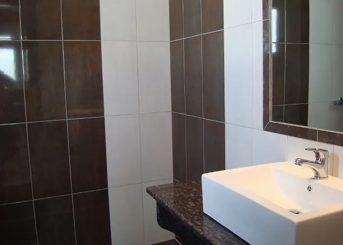 Elena & 3* أورنوس