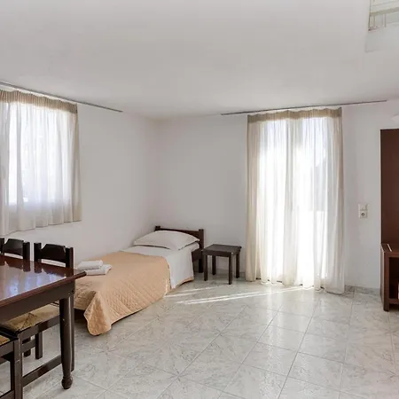 艾琳娜一室公寓及套房酒店